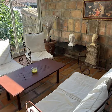 La Maison Sur La Place Dans Mortes *