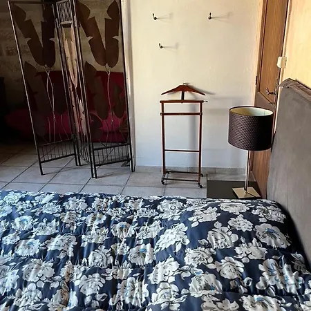 La Maison Sur La Place Dans Mortes *