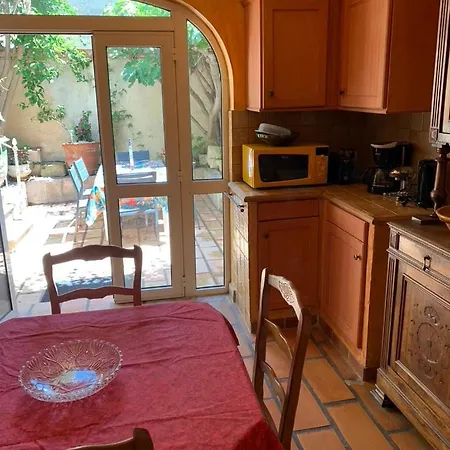 La Maison Sur La Place Dans Mortes Aigues-Mortes