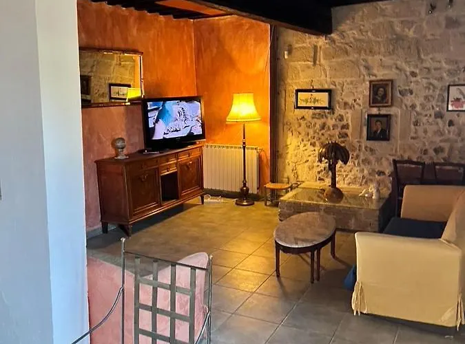 La Maison Sur La Place Dans Mortes * Aigues-Mortes
