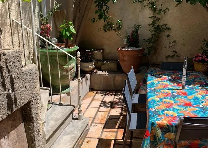 La Maison Sur La Place Dans Mortes Ferienhaus *